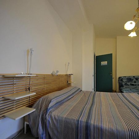 A La Vue Chambre Bagno Condiviso Shared Both2Piano No Lift No Navetta A Pagamento Aria Condizionata Ed Extra Bed 3 Minuti A Piedi Da Bus Per Fiera Di Roma Fiumicino Buitenkant foto