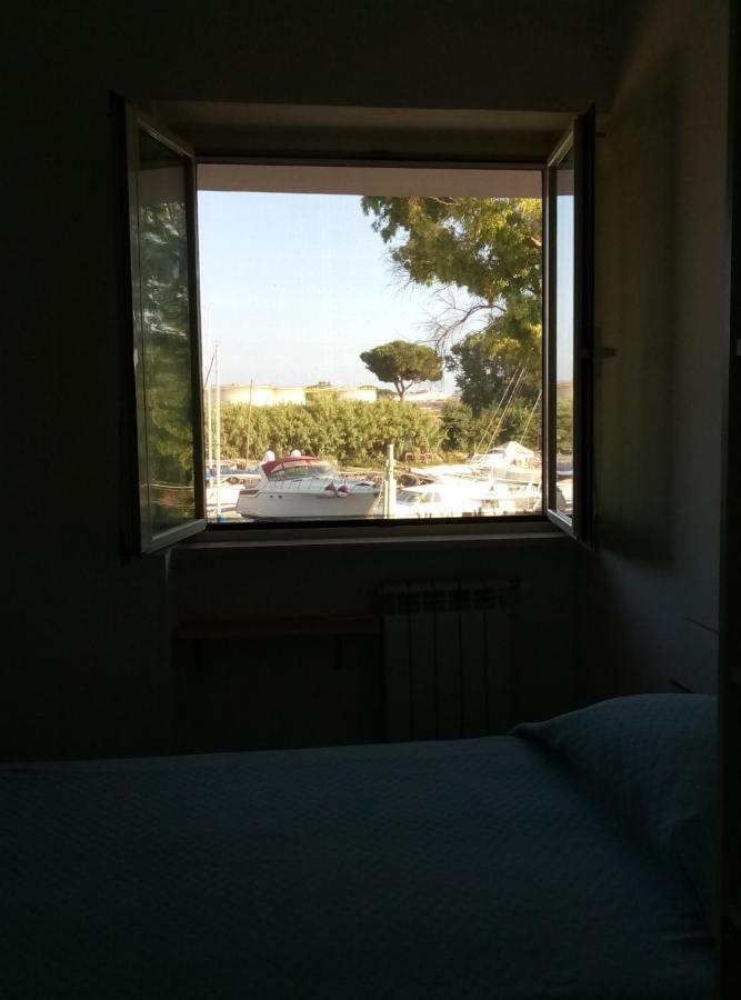 A La Vue Chambre Bagno Condiviso Shared Both2Piano No Lift No Navetta A Pagamento Aria Condizionata Ed Extra Bed 3 Minuti A Piedi Da Bus Per Fiera Di Roma Fiumicino Buitenkant foto