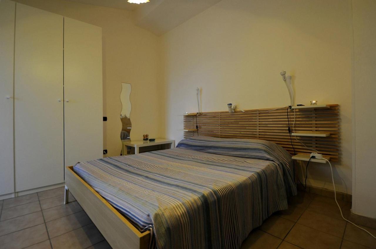 A La Vue Chambre Bagno Condiviso Shared Both2Piano No Lift No Navetta A Pagamento Aria Condizionata Ed Extra Bed 3 Minuti A Piedi Da Bus Per Fiera Di Roma Fiumicino Buitenkant foto