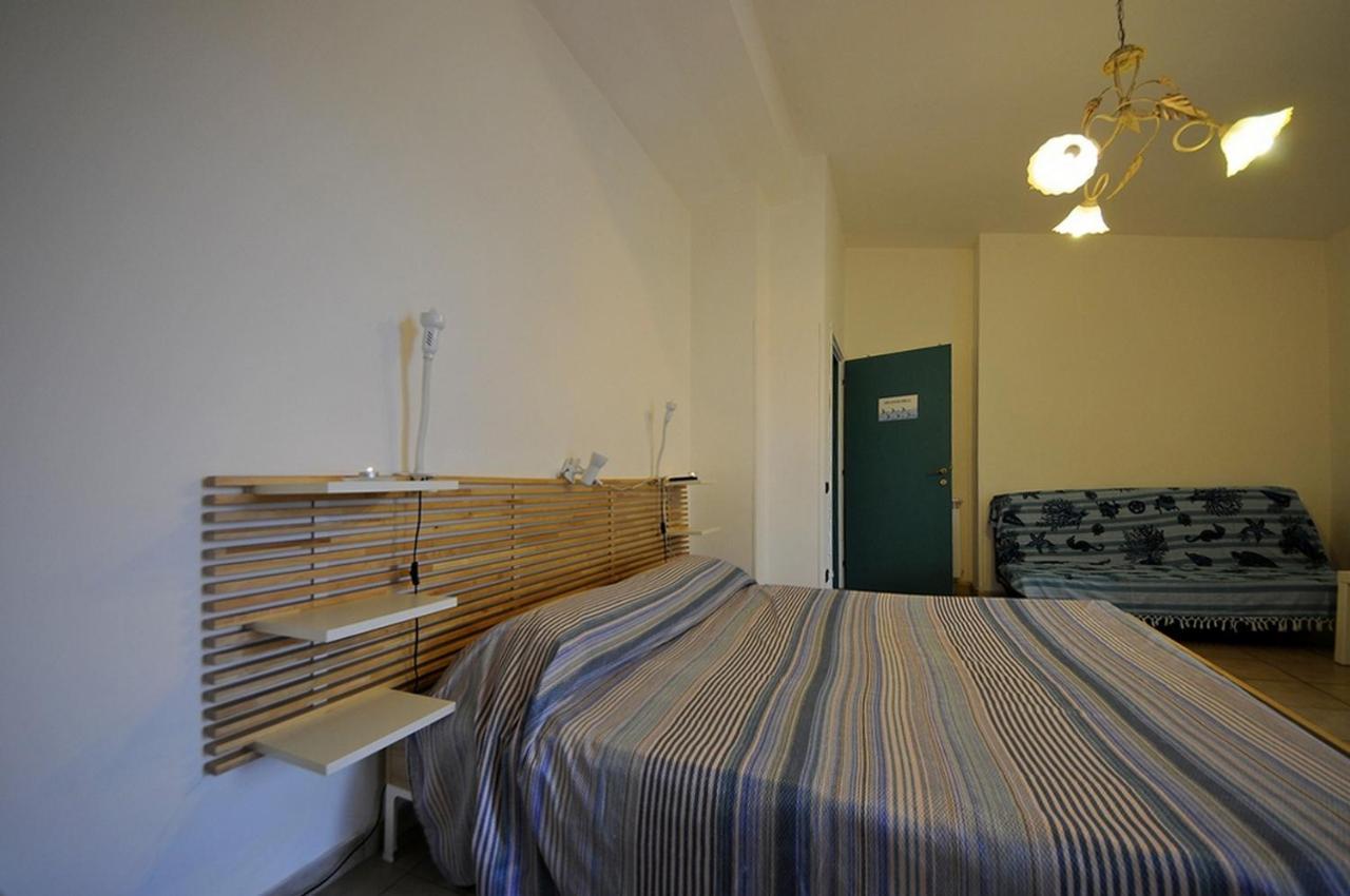 A La Vue Chambre Bagno Condiviso Shared Both2Piano No Lift No Navetta A Pagamento Aria Condizionata Ed Extra Bed 3 Minuti A Piedi Da Bus Per Fiera Di Roma Fiumicino Buitenkant foto