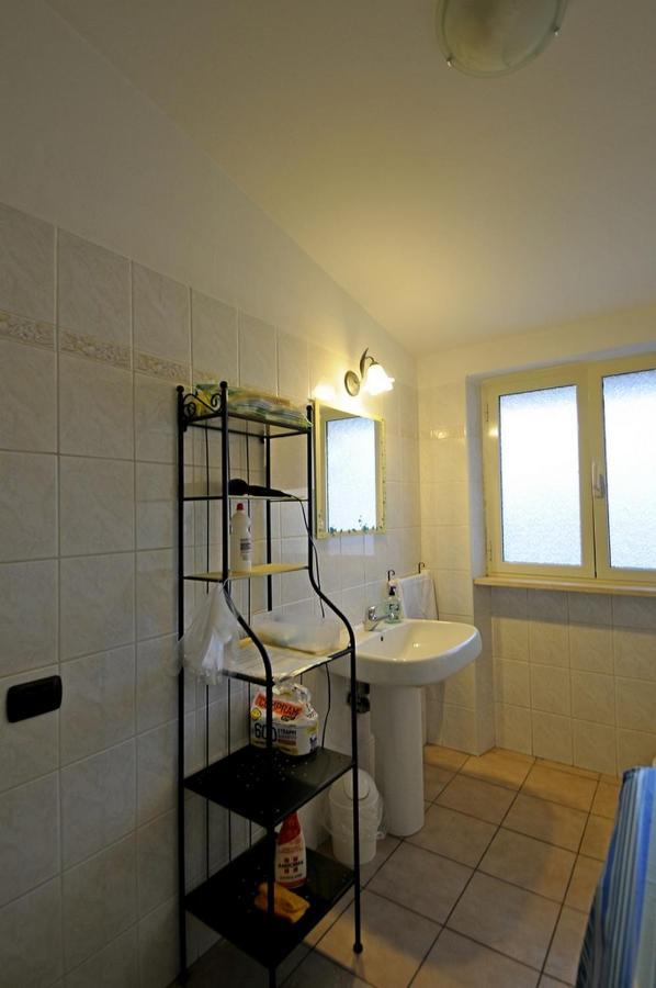 A La Vue Chambre Bagno Condiviso Shared Both2Piano No Lift No Navetta A Pagamento Aria Condizionata Ed Extra Bed 3 Minuti A Piedi Da Bus Per Fiera Di Roma Fiumicino Buitenkant foto