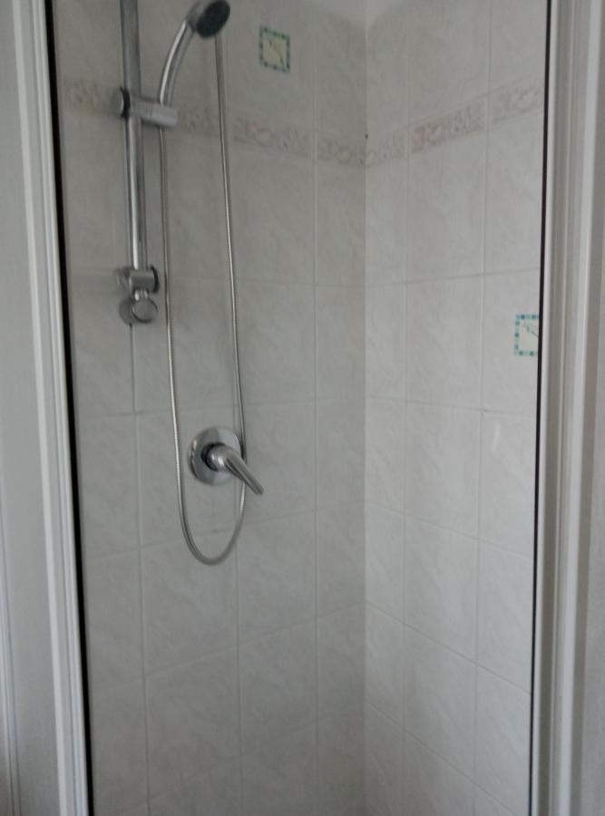 A La Vue Chambre Bagno Condiviso Shared Both2Piano No Lift No Navetta A Pagamento Aria Condizionata Ed Extra Bed 3 Minuti A Piedi Da Bus Per Fiera Di Roma Fiumicino Buitenkant foto