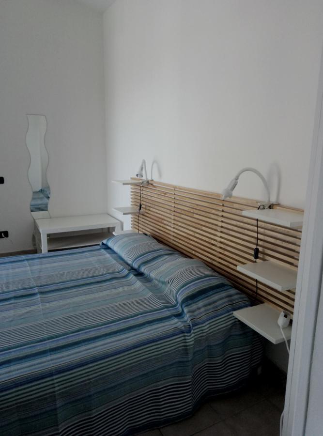 A La Vue Chambre Bagno Condiviso Shared Both2Piano No Lift No Navetta A Pagamento Aria Condizionata Ed Extra Bed 3 Minuti A Piedi Da Bus Per Fiera Di Roma Fiumicino Buitenkant foto