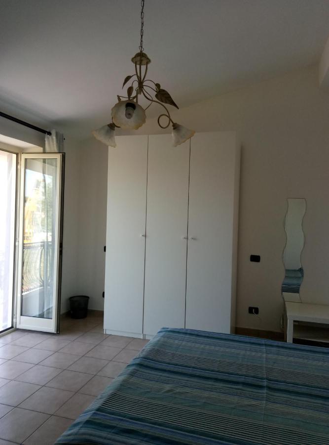 A La Vue Chambre Bagno Condiviso Shared Both2Piano No Lift No Navetta A Pagamento Aria Condizionata Ed Extra Bed 3 Minuti A Piedi Da Bus Per Fiera Di Roma Fiumicino Buitenkant foto