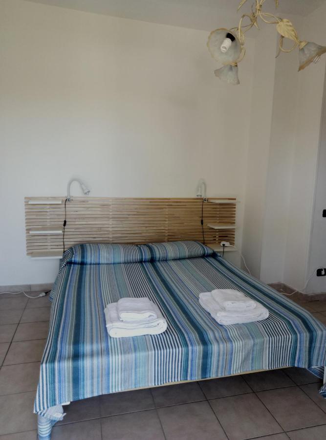 A La Vue Chambre Bagno Condiviso Shared Both2Piano No Lift No Navetta A Pagamento Aria Condizionata Ed Extra Bed 3 Minuti A Piedi Da Bus Per Fiera Di Roma Fiumicino Buitenkant foto