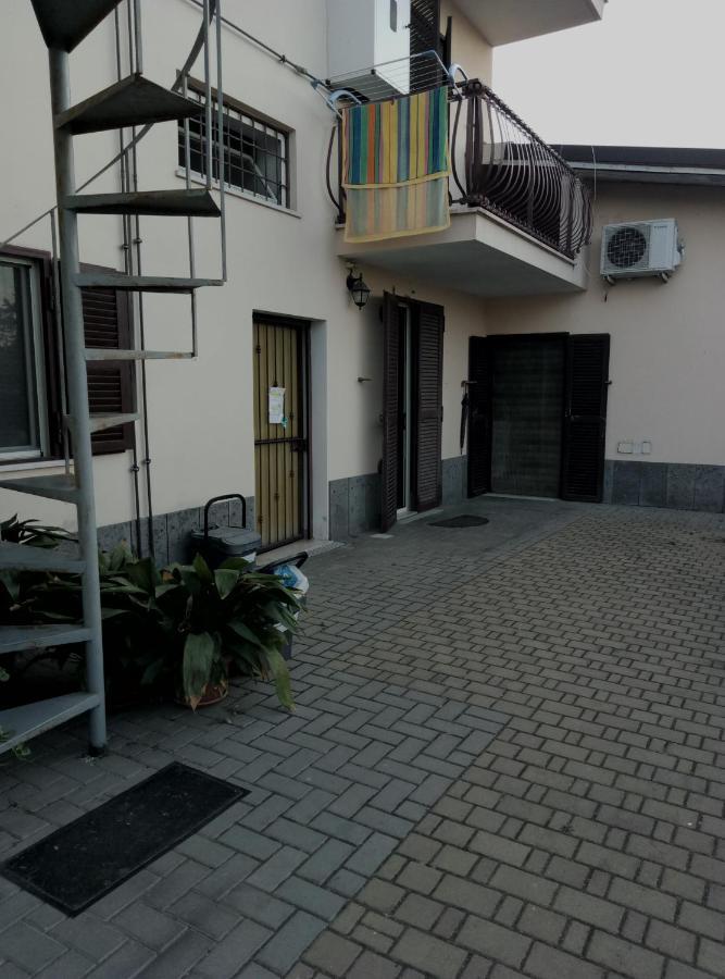 A La Vue Chambre Bagno Condiviso Shared Both2Piano No Lift No Navetta A Pagamento Aria Condizionata Ed Extra Bed 3 Minuti A Piedi Da Bus Per Fiera Di Roma Fiumicino Buitenkant foto