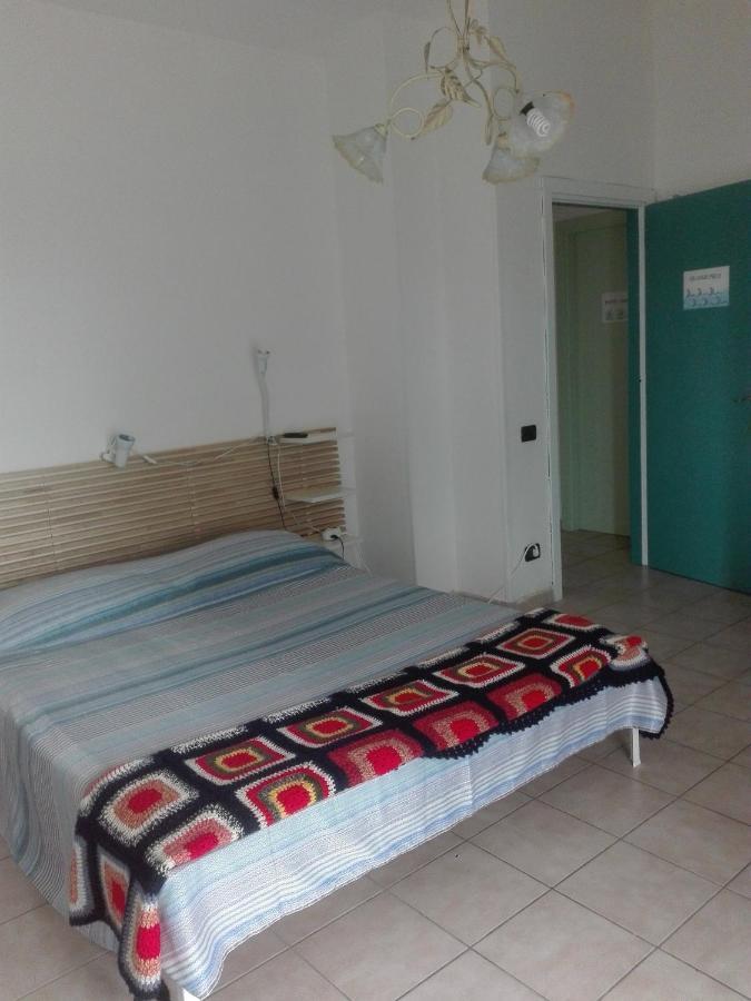 A La Vue Chambre Bagno Condiviso Shared Both2Piano No Lift No Navetta A Pagamento Aria Condizionata Ed Extra Bed 3 Minuti A Piedi Da Bus Per Fiera Di Roma Fiumicino Buitenkant foto