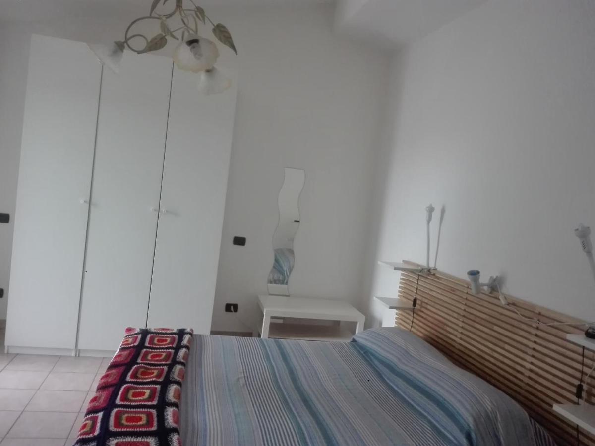 A La Vue Chambre Bagno Condiviso Shared Both2Piano No Lift No Navetta A Pagamento Aria Condizionata Ed Extra Bed 3 Minuti A Piedi Da Bus Per Fiera Di Roma Fiumicino Buitenkant foto