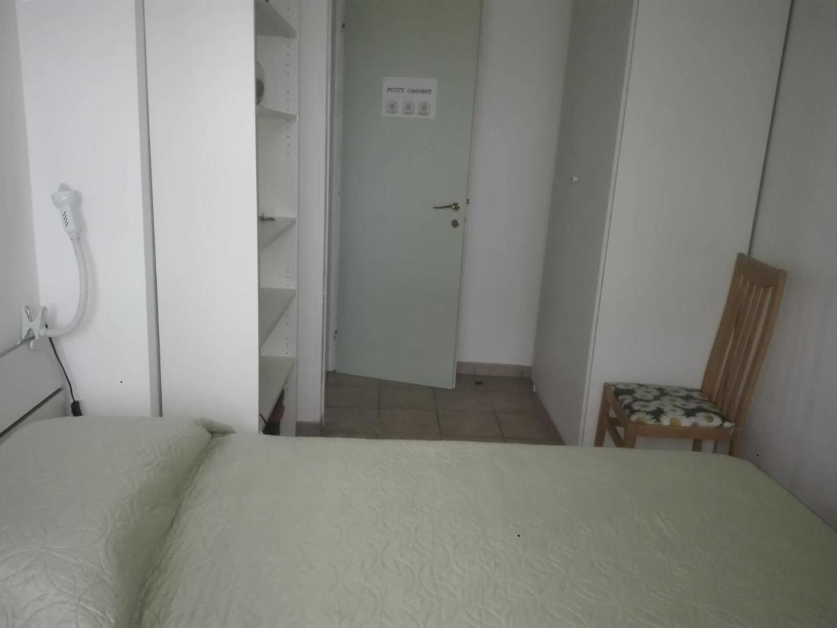 A La Vue Chambre Bagno Condiviso Shared Both2Piano No Lift No Navetta A Pagamento Aria Condizionata Ed Extra Bed 3 Minuti A Piedi Da Bus Per Fiera Di Roma Fiumicino Buitenkant foto