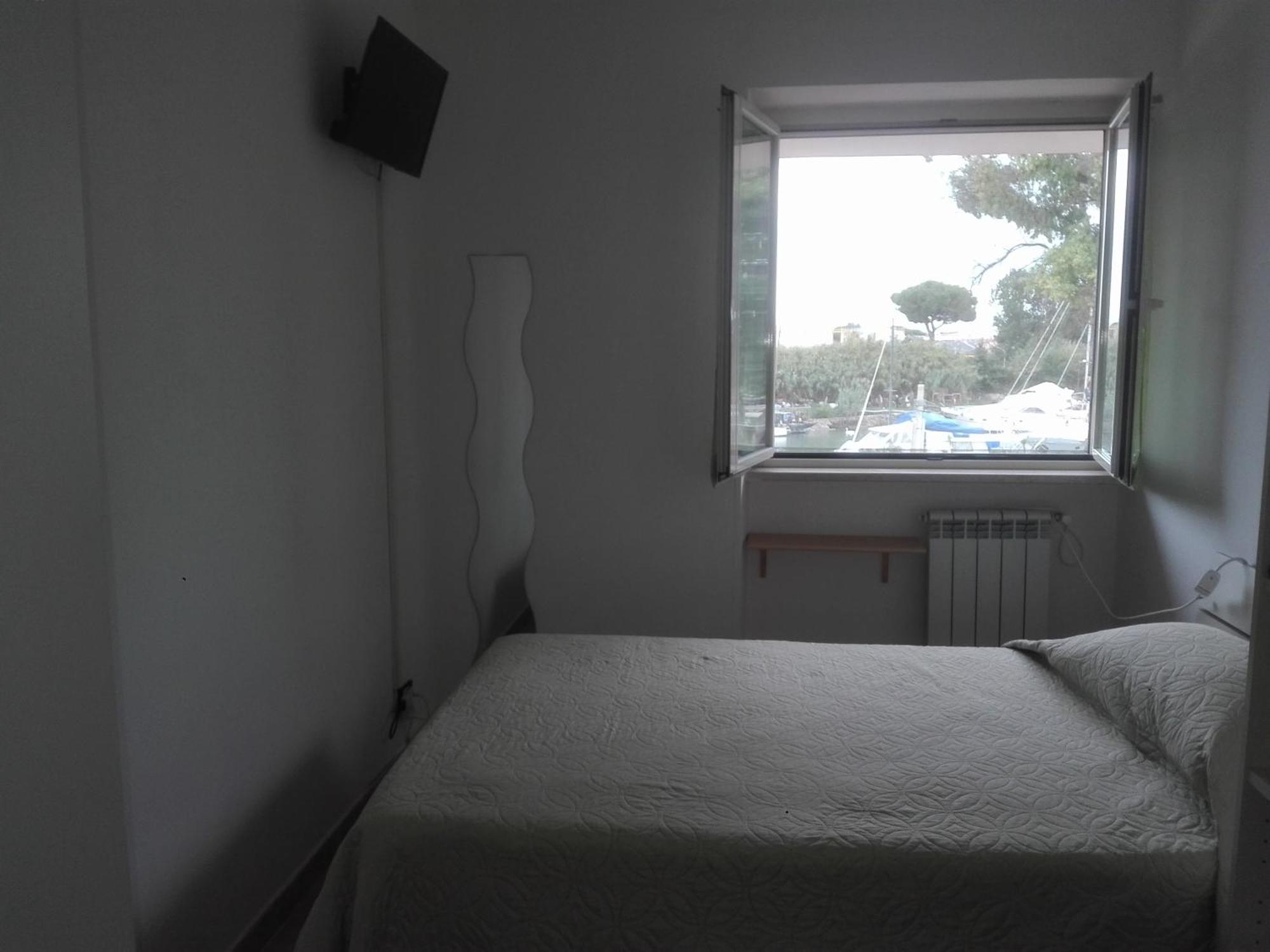 A La Vue Chambre Bagno Condiviso Shared Both2Piano No Lift No Navetta A Pagamento Aria Condizionata Ed Extra Bed 3 Minuti A Piedi Da Bus Per Fiera Di Roma Fiumicino Buitenkant foto