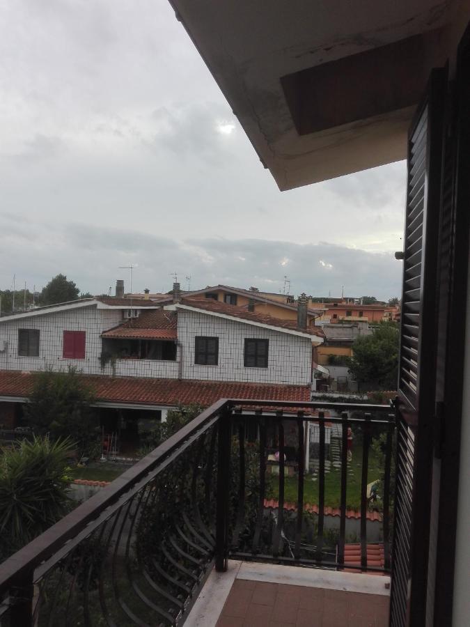 A La Vue Chambre Bagno Condiviso Shared Both2Piano No Lift No Navetta A Pagamento Aria Condizionata Ed Extra Bed 3 Minuti A Piedi Da Bus Per Fiera Di Roma Fiumicino Buitenkant foto