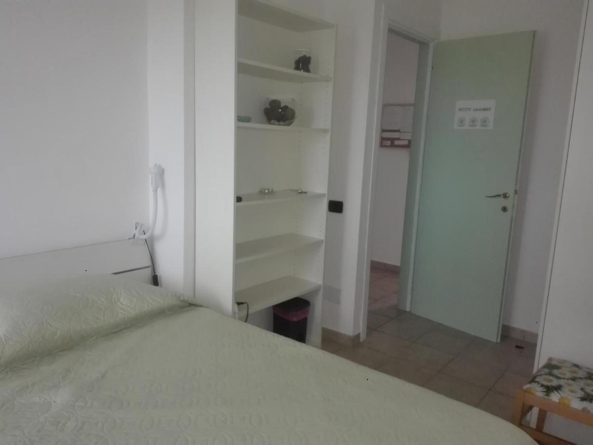 A La Vue Chambre Bagno Condiviso Shared Both2Piano No Lift No Navetta A Pagamento Aria Condizionata Ed Extra Bed 3 Minuti A Piedi Da Bus Per Fiera Di Roma Fiumicino Buitenkant foto