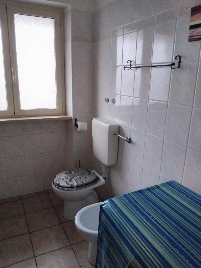 A La Vue Chambre Bagno Condiviso Shared Both2Piano No Lift No Navetta A Pagamento Aria Condizionata Ed Extra Bed 3 Minuti A Piedi Da Bus Per Fiera Di Roma Fiumicino Buitenkant foto