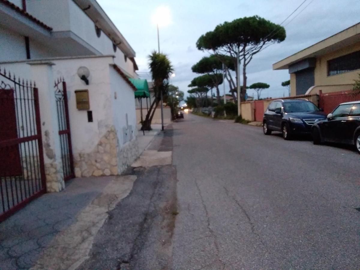 A La Vue Chambre Bagno Condiviso Shared Both2Piano No Lift No Navetta A Pagamento Aria Condizionata Ed Extra Bed 3 Minuti A Piedi Da Bus Per Fiera Di Roma Fiumicino Buitenkant foto