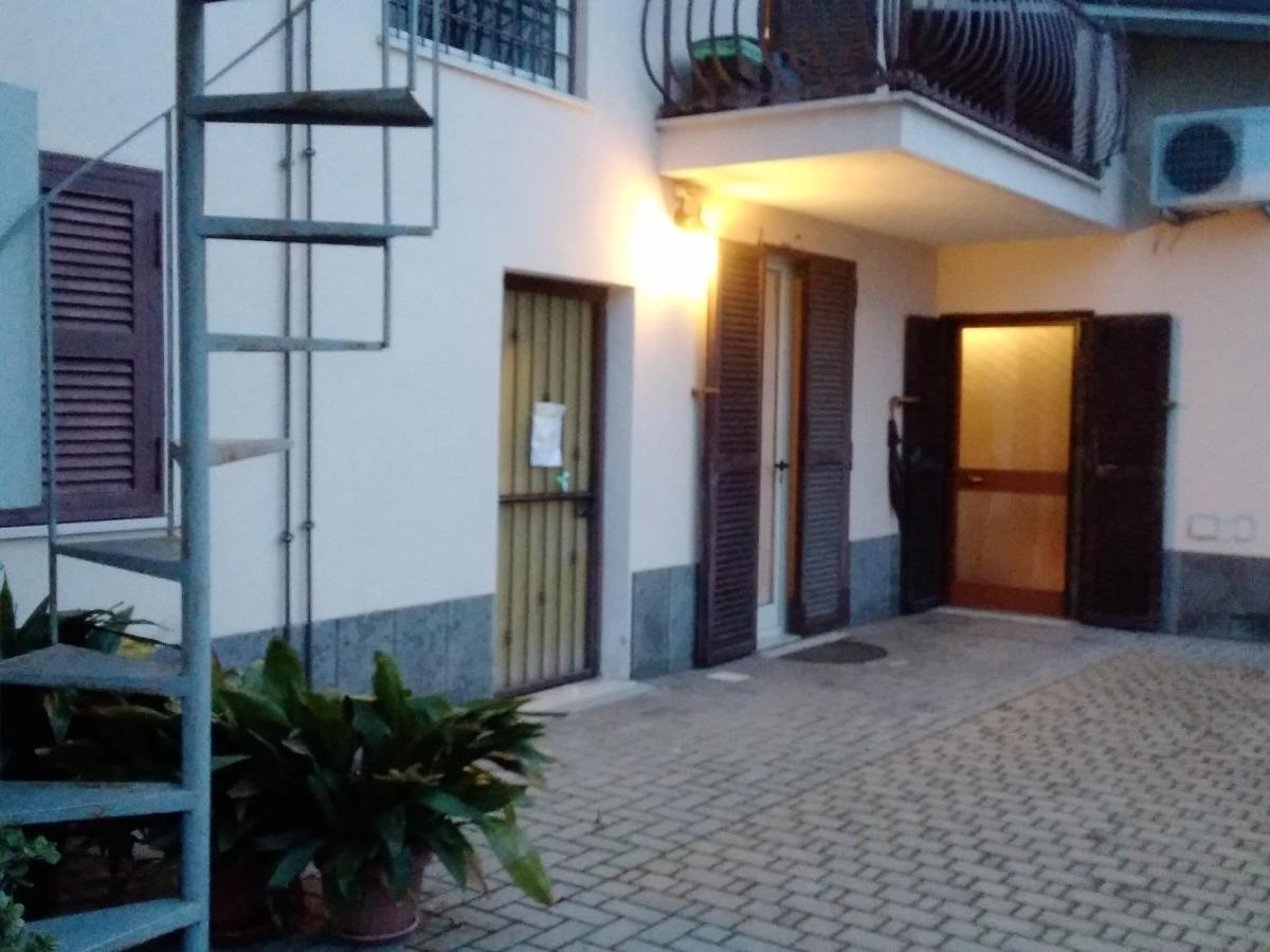 A La Vue Chambre Bagno Condiviso Shared Both2Piano No Lift No Navetta A Pagamento Aria Condizionata Ed Extra Bed 3 Minuti A Piedi Da Bus Per Fiera Di Roma Fiumicino Buitenkant foto