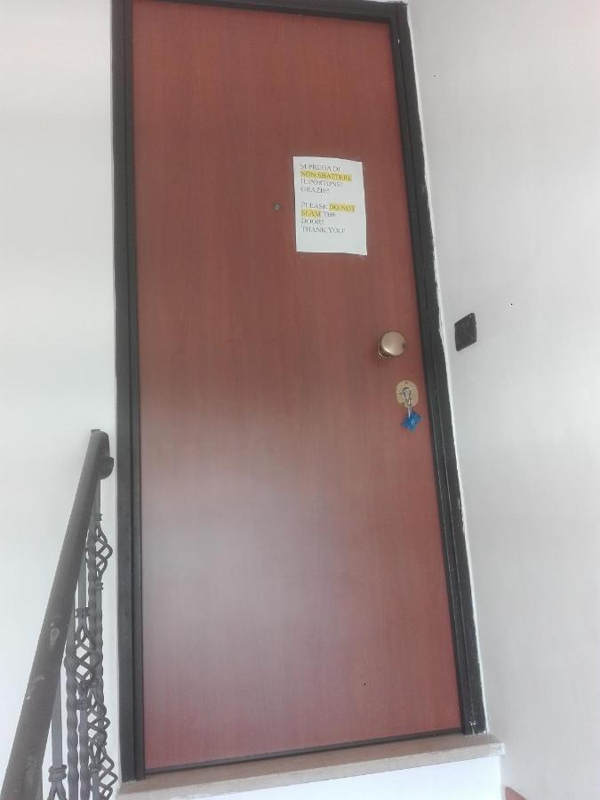 A La Vue Chambre Bagno Condiviso Shared Both2Piano No Lift No Navetta A Pagamento Aria Condizionata Ed Extra Bed 3 Minuti A Piedi Da Bus Per Fiera Di Roma Fiumicino Buitenkant foto
